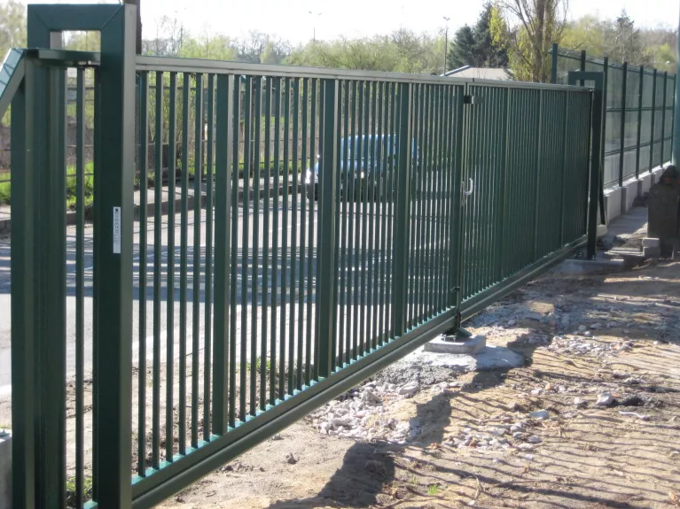 Bramy przemysłowe przesuwne PI 95 o dwóch- przeciwnych kierunkach otwierania połączone ze sobą specjalnym mechanizmem.