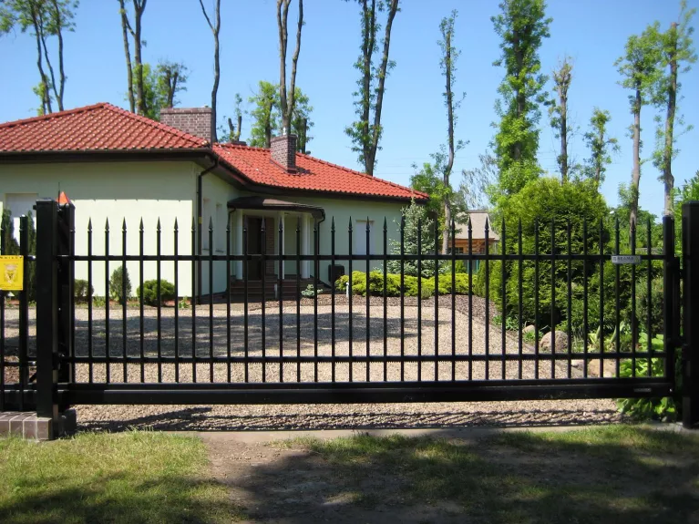 Brama przesuwna automartyczna z fabrycznym siłownikiem AWso 2000 w słupie bramy