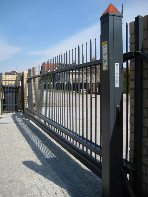 Brama przesuwna automartyczna z fabrycznym siłownikiem AWso 2000 w słupie bramy