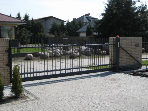 Brama przesuwna automatyczna z fabrycznym siłownikiem AWso 2000 w słupie bramy
