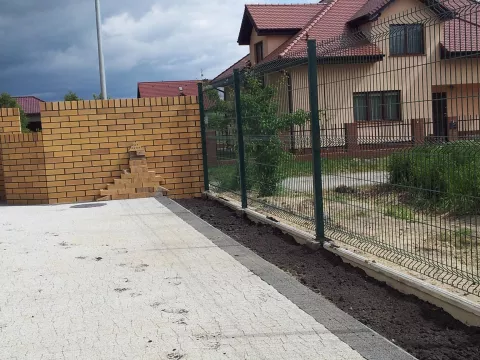 Narożnik, połączenie muru ogrodzenia frontowego z ogrodzeniem bocznym widok od strony posesji