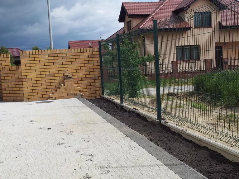Narożnik, połączenie muru ogrodzenia frontowego z ogrodzeniem bocznym widok od strony posesji