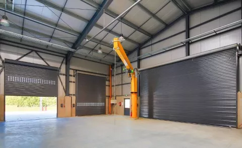 Jak dbać o bramę przemysłową, by unikać awarii i kosztownych napraw?