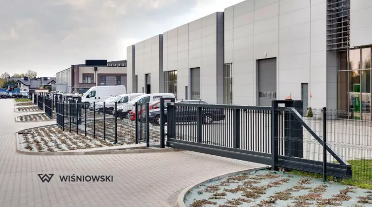 Potrójna ochrona stali – jak system DUPLEX zwiększa trwałość ogrodzeń WIŚNIOWSKI?