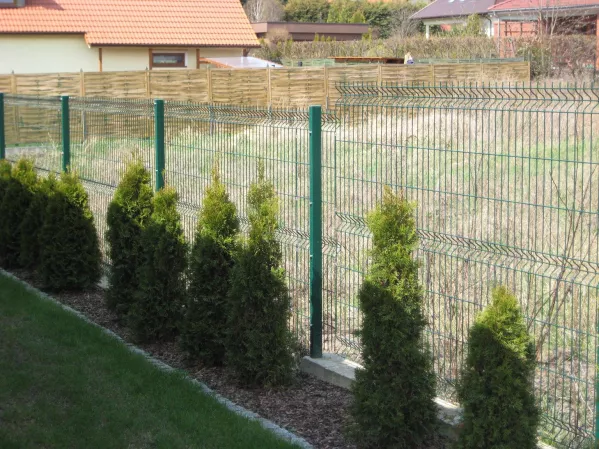 Panelowe ogrodzenie kratowe VEGA B na słupach BETA