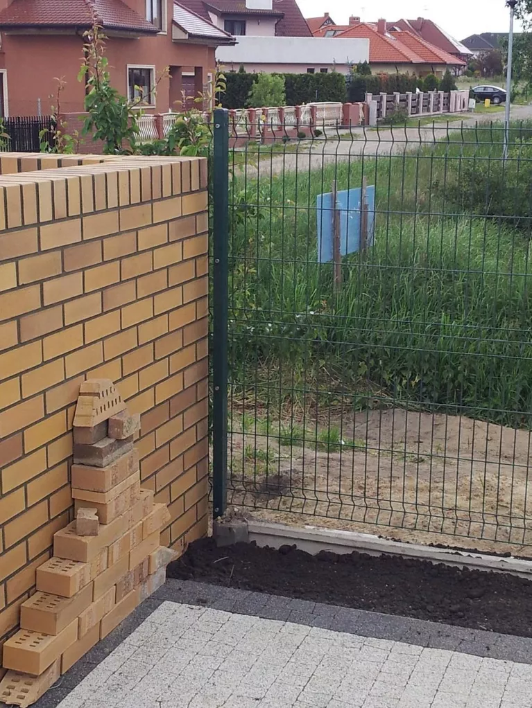 Narożnik, połączenie muru ogrodzenia frontowego z ogrodzeniem bocznym.